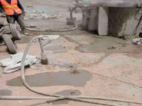 章丘水泥混凝土路面板底注浆技术 路面脱空注浆整治方案